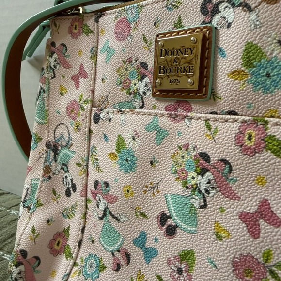 Dooney & Bourke Disney Epcot Flower & Garden 2020 Crossbody Bag Pink Minnie EUC - Picture 3 of 16